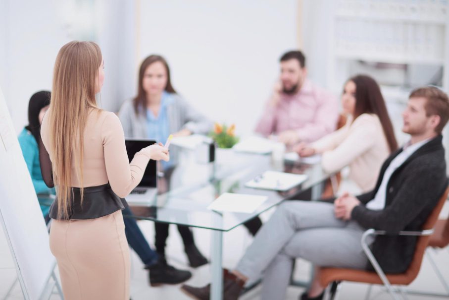 Weiterbildung – Engagement für kontinuierliche fachliche und sozialpädagogische Entwicklung Mehrere Personen sitzen auf Stühlen und lauschen einem Vortrag. Einige melden sich aktiv, während der Dozent Fragen stellt – ein Bild, das d
